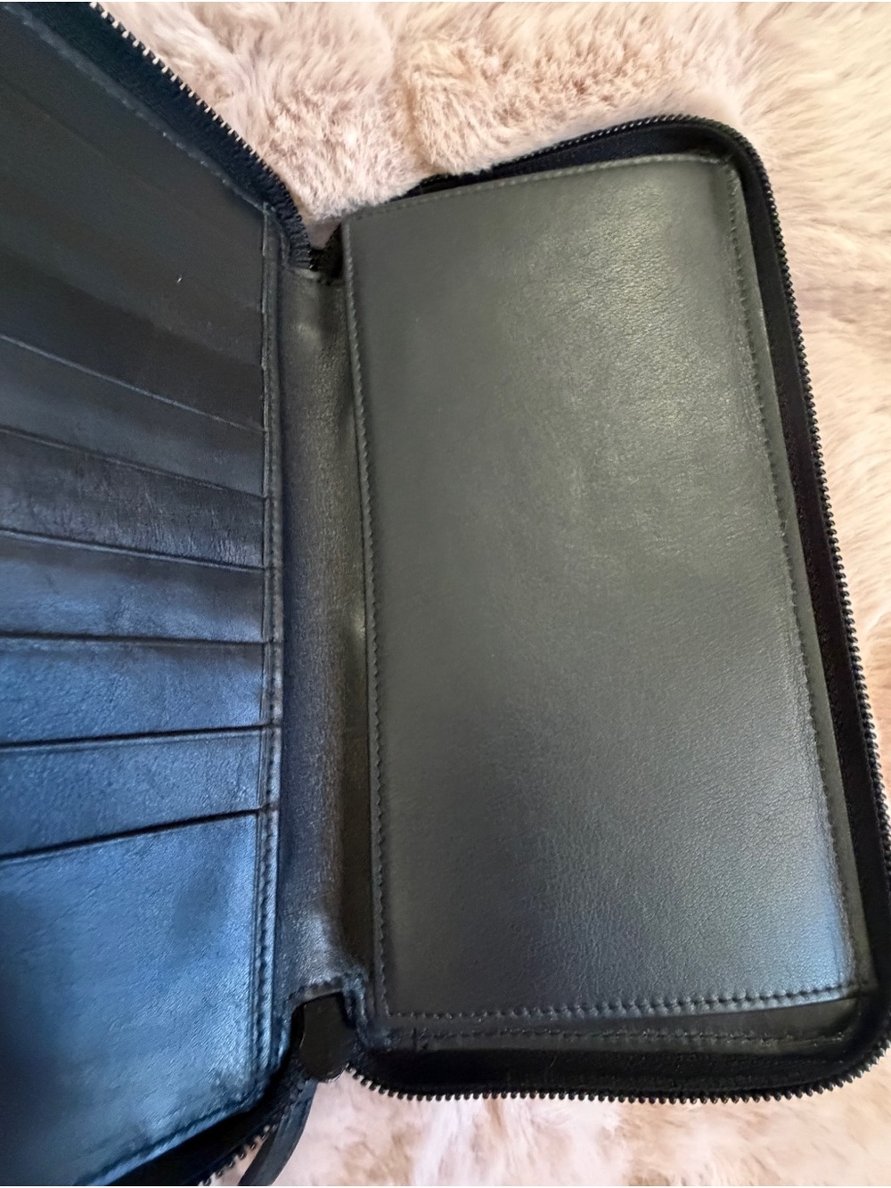 Gucci Black Leather Wallet with Embossed Logo - Picture 9 of 16